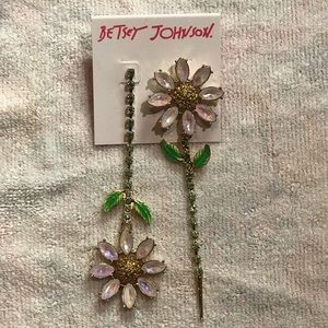 Betsey Johnson Dangling Daisy Mismatched earrings NWT